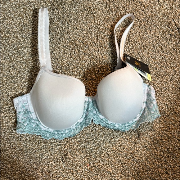 Wacoal Lace Accent Bra in White and Green - Picture 2 of 6